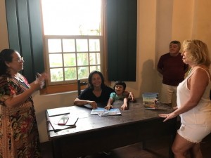 Autora e convidados no lançamento na Casa Autografia na FLIP 2022